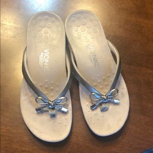 Vionic flip flops